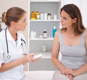 Женщина консультируется с врачом