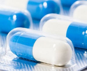 Бело-синие капсулы с лекарством