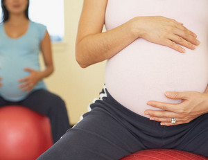 Беременные женщины выполняют упражнения