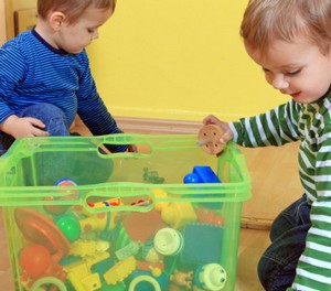 Дети складывают игрушки в ящик