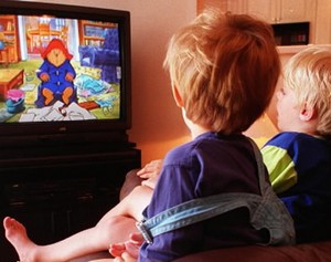 Дети смотрят телевизор