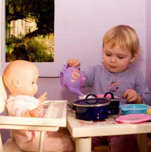 Девочка играет с куклой