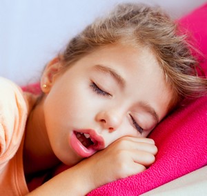 Девочка спит с открытым ртом