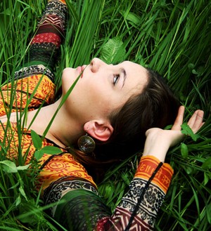 Девушка лежит в высокой траве
