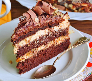 Кусочек шоколадного торта с кремом брюле