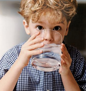 Мальчик пьет воду из стакана
