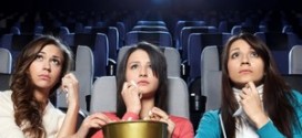 Три девушки в кино смотрят фильм