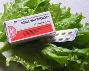 Упаковка фолиевой кислоты на листике салата
