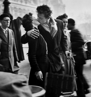 Влюбленные целуются на улице среди людей