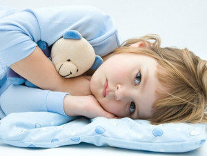 Девочка заболела и лежит в обнимку с мишкой