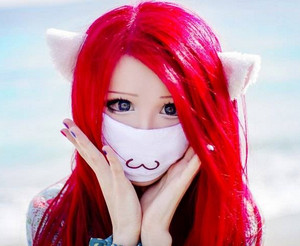 Девушка с красными волосами в стиле аниме