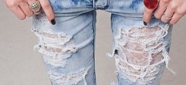 Девушка в рваных джинсах