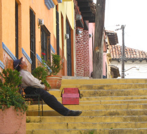 Испанец спит на стуле на улице