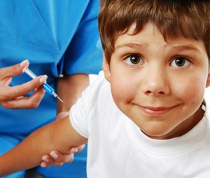 Мальчику делают прививку в руку