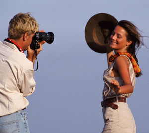Мужчина фотографирует девушку со шляпой