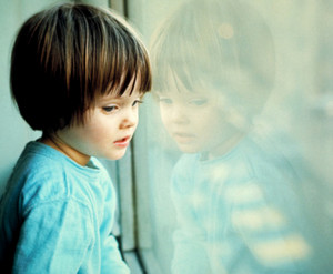 Одинокий ребенок у окна