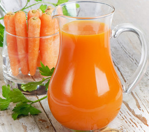 Свежевыжатый морковный сок в графине