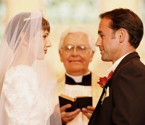 Священник венчает мужчину и женщину