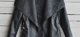 Черная женская куртка на вешалке