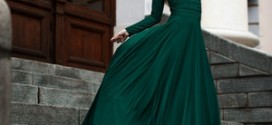 Девушка на каменной лестнице в длинном темно-зеленом платье