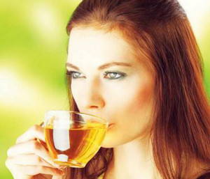 Девушка пьет зеленый чай