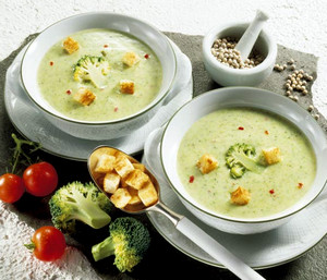 Две тарелки супа из брокколи