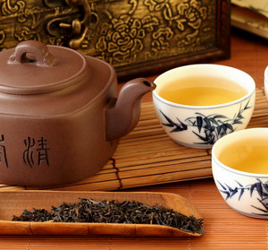 Китайский чай в чайнике и кружках