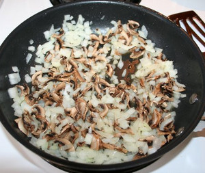 Лук с грибами на сковородке
