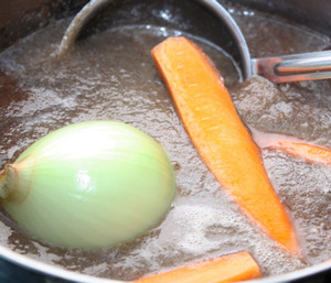 Луковица и морковь варятся в кастрюле