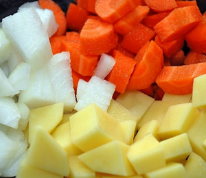 Нарезанные овощи для супа