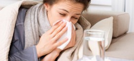 Женщина болеет гриппом