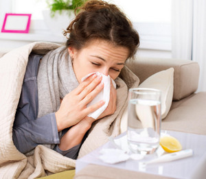 Женщина болеет гриппом