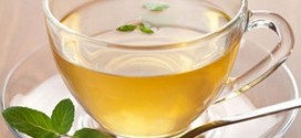Зеленый чай в прозрачной кружке