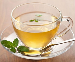 Зеленый чай в прозрачной кружке