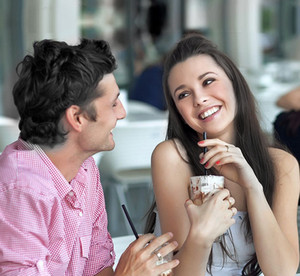 Девушка флиртует с парнем в кафе