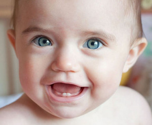 Два нижних передних зуба у малыша