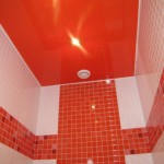 Глянцевый красный потолок в ванной