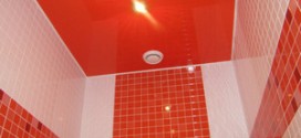 Глянцевый красный потолок в ванной