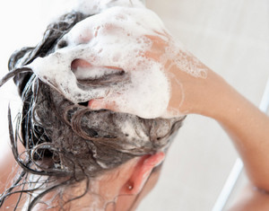 Мытье головы шампунем