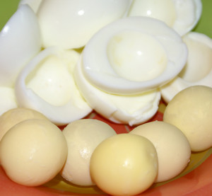 Отделенные белки и желтки вареных яиц