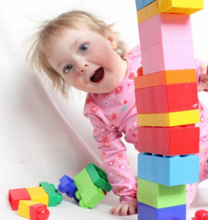 Ребенок строит башню из кубиков