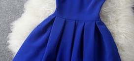 Синее платье на белой меховой шкурке