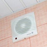 Вентилятор на стене в ванной комнате