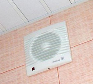Вентилятор на стене в ванной комнате