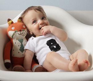 Восьмимесячный малыш в кресле с игрушкой
