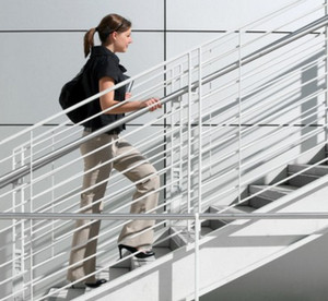 Женщина поднимается по лестнице пешком