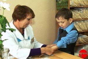 Доктор рассматривает руку ученика