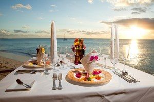 Накрытый стол с романтическим ужином на пляже