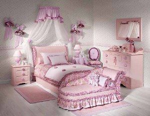 Розовая комната с кроватью, балдахином, шкафом