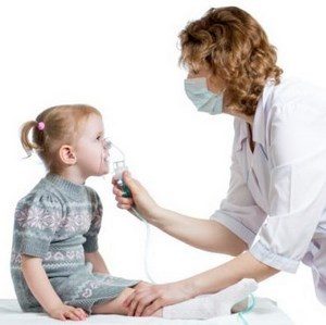 Врач дает ребенку кислородную маску
